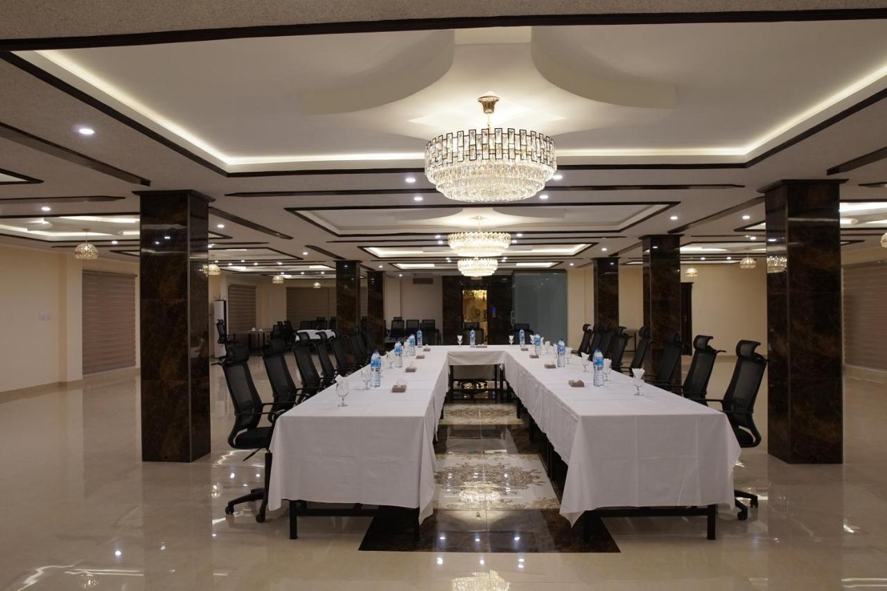 Swat Palace Hotel By Northin Mam Derai Екстериор снимка