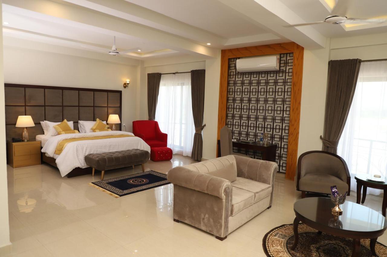Swat Palace Hotel By Northin Mam Derai Екстериор снимка